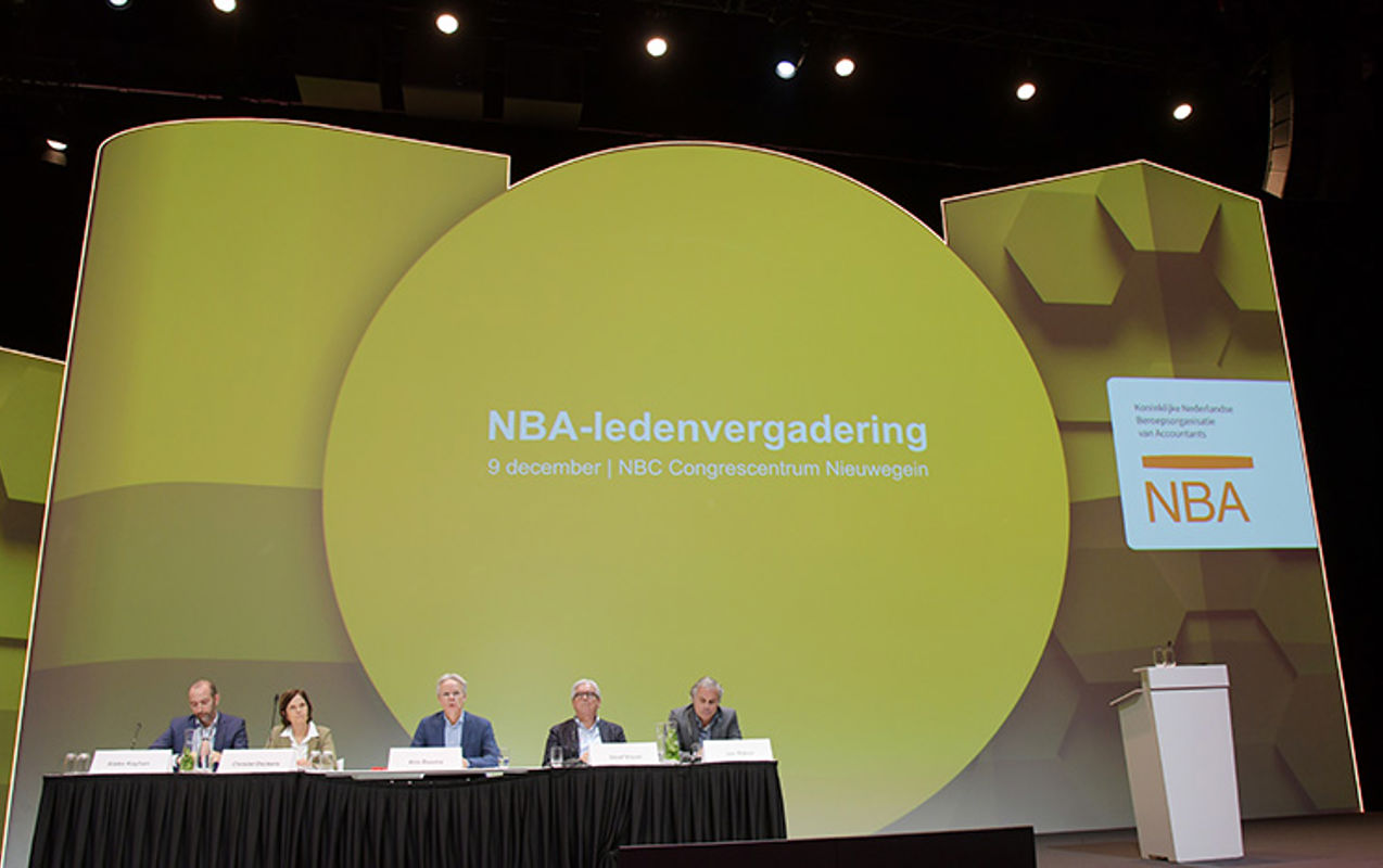 Het NBA-bestuur op het podium tijdens de ledenvergadering van 9 december 2024